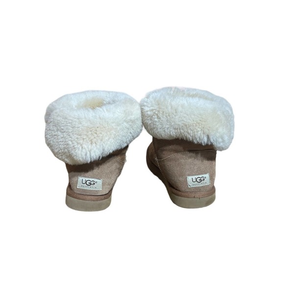 UGG Bailey Button 5803. Womens size 8 - Picture 2 of 4